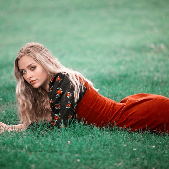 Meet your Posher, Nina - Picture 1 of 3